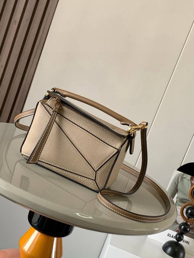 爆款几何包迷你18Cm原厂进口纳帕小牛皮Puzzle手袋是创意总监乔纳森．安德森为 L0Ewe 推出的首款手提包长方体形状和精确的切割技术创造了 Puzzle