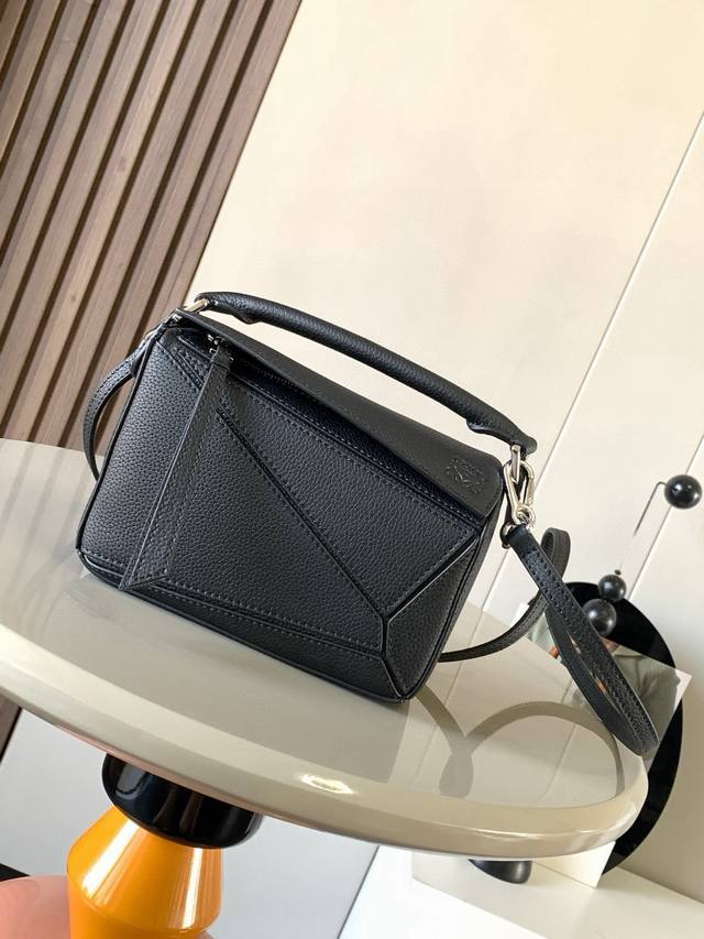 爆款几何包迷你18Cm原厂进口纳帕小牛皮Puzzle手袋是创意总监乔纳森．安德森为 L0Ewe 推出的首款手提包长方体形状和精确的切割技术创造了 Puzzle