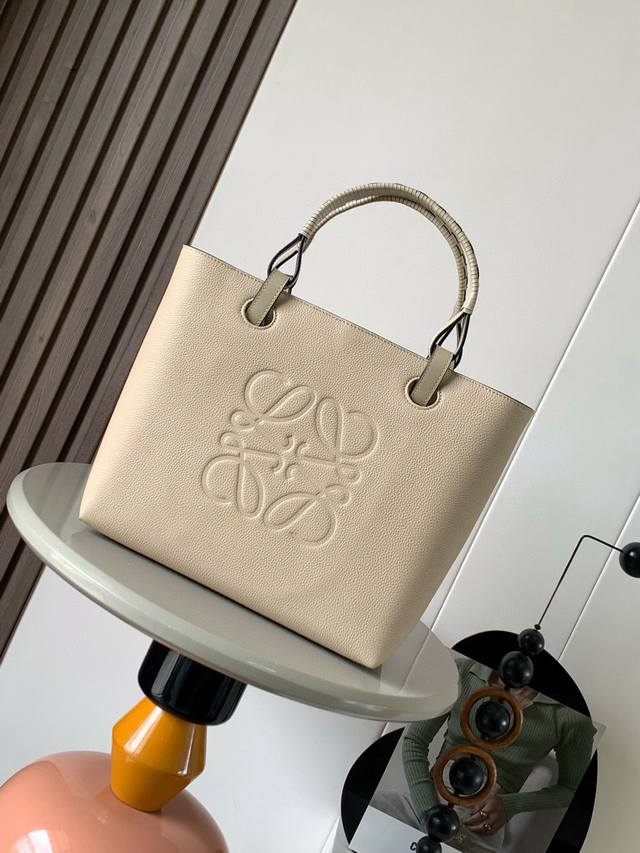 中号牛皮革 Anagram Tote 手袋亚麻布拼接托特色没啥花里胡哨的设计 简单实用型长短肩带的设计还挺好看的尺寸还比较合适 不算特别大容易轻松满足日常需求，