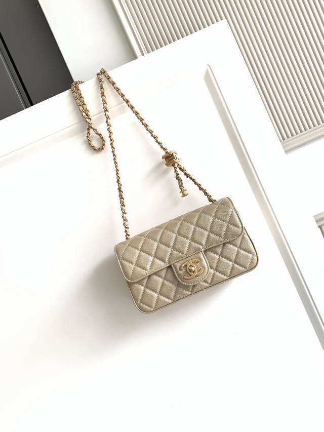 5759中号 Chanel 25B双C调节扣方胖子、回归款双Logo链条包复古感的小球纹，既拥有小球纹柔软细腻的外表，小巧精致点缀在包链两头双调节Logo，等等