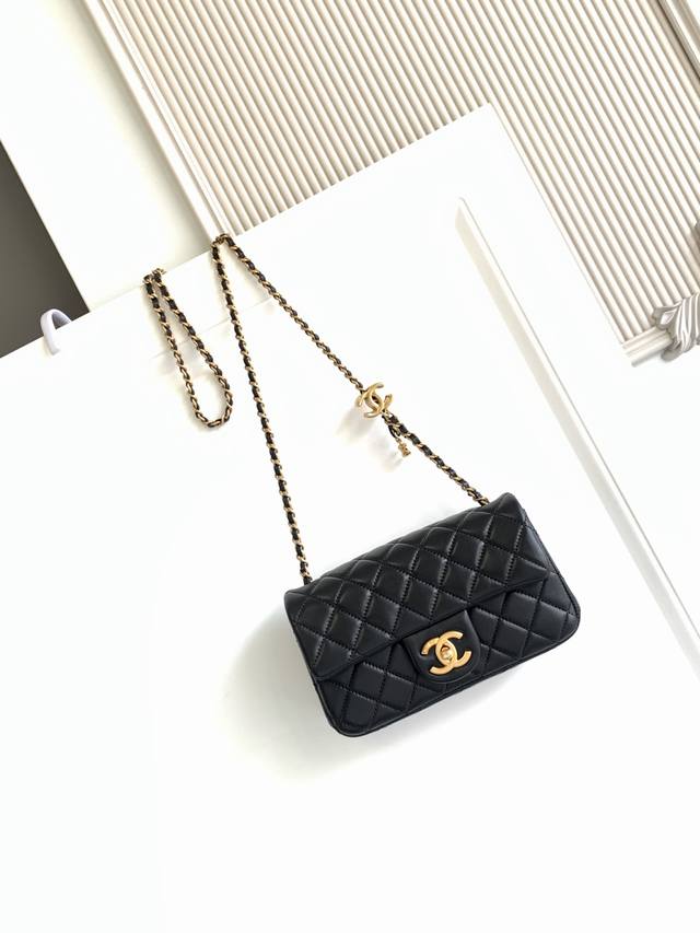 5759中号 Chanel 25B双C调节扣方胖子、回归款双Logo链条包复古感的亮面羊皮，既拥有羊皮柔软细腻的外表，小巧精致点缀在包链两头双调节Logo，等等