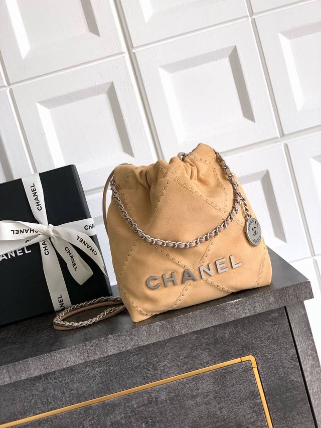 顶级原单 棕色 出口产品 迷你號Ohanel25S麂皮铆钉款~22Bag~粽色现货新款 麂皮铆钉22Bag Mini麂皮搭配银色铆钉，再搭配复古银色五金链条，酷