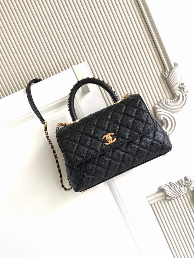 Chane1 型号 92990 口盖手提包 当季辣子鸡 炒鸡Nice ，Cocohandle经典款几乎是王炸新款添加了皮穿链装饰点缀更加软萌可爱种草了！！鎏金扣