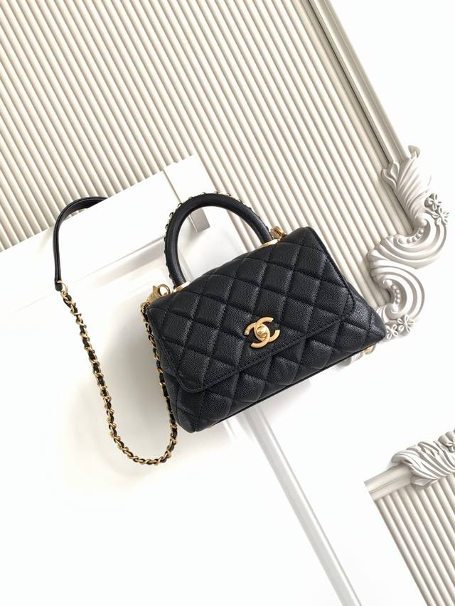 Chane1 型号 2215 口盖手提包 当季辣子鸡 炒鸡Nice ，Cocohandle经典款几乎是王炸新款添加了皮穿链装饰点缀更加软萌可爱种草了！！鎏金扣