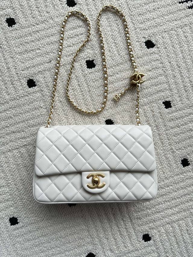 品牌:Chanel型号:As5756简介:原单质量，经典之作，华丽与气质的前沿，是你意想不到的尊贵。皮种:原单进口小羊皮皮，里配原版小羊皮。五金:原版五金配制尺