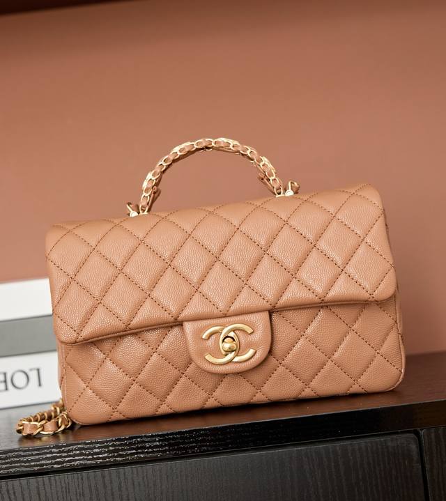 型号5702,1918工厂P带包装盒 25B双C Logo手柄 Cf Mini 精致手柄设计更显时尚 颗粒牛皮配金属复古五金 质感耐磨耐用 经典设计风格 百搭实 型号5702,1918工厂P带包装盒 25B双C Logo手柄 Cf Mini 精致手柄设计更显时尚 颗粒牛皮配金属复古五金 质感耐磨耐用 经典设计风格 百搭实