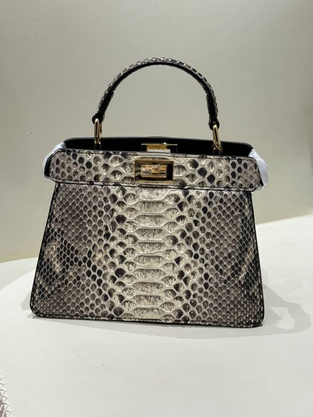 Fd 全新系列外缝 进口蟒蛇皮 两个隔层方便实用~内里容量十足 配长肩带 Size : 20X10×15Cm