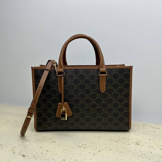 14 X 9 X 3英寸 35 X 22 X 7厘米 Triomphe Canvas标志印花,牛皮革包边 织物面料衬里 按扣开合 皮革钥匙套 可拆卸可调节皮革肩 14 X 9 X 3英寸 35 X 22 X 7厘米 Triomphe Canvas标志印花,牛皮革包边 织物面料衬里 按扣开合 皮革钥匙套 可拆卸可调节皮革肩