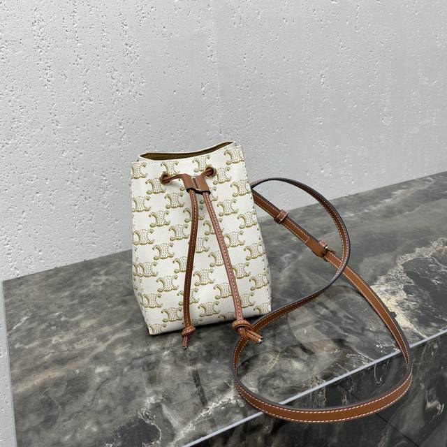 Sailor超小号标志印花牛皮革手袋 5 X 7 X 4英寸 13.5 X 17.5 X 11厘米 标志印花，牛皮革包边 织物衬里 斜挎和肩背 抽绳皮革系带 1