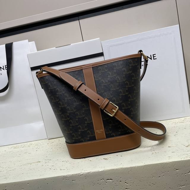 全钢五金小号Triomphe Canvas标志印花水桶包 7 X 9 X 5英寸 18 X 22 X 13厘米 人造革 牛皮革 织物面料衬里 斜挎和肩背 按扣开