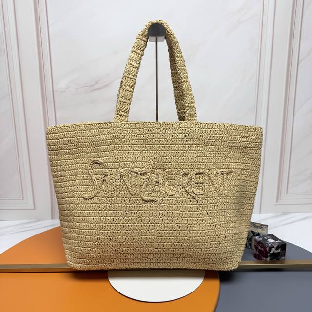 编织托特包_ 全新推出一款简约时尚购物托特包 纯手工编织字母设计 有着高颜值的帅气酷飒风 拉菲草质感满满 内设有拉链袋 日常穿搭轻松驾驭出门旅行非常实用舒适 简