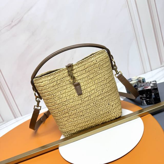 杏编织 古金 2025 Le37编织水桶包，拉菲草和植鞣皮拼接，真的很好看夏威夷风情，极致松弛感！Logo五金钩扣，搭配拉菲草编织 足够装点盛夏 法式慵懒风满满