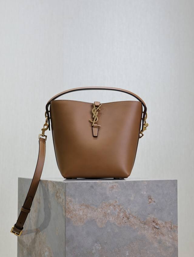 土黄 Le 37水桶包小号_ 超好看水桶包 带手提_全新包型，采用意大利小牛皮，包身轮廓简洁、立体，看上去硬挺又不会太凌厉，底部带有个金属脚钉，搭配经典标志性金