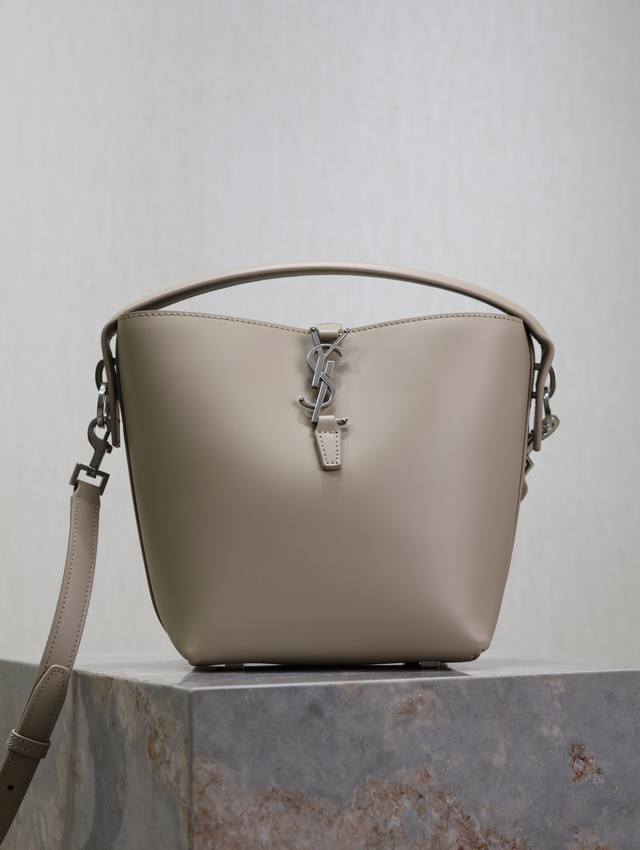 灰色银扣 Le 37水桶包小号_ 超好看水桶包 带手提_全新包型，采用意大利小牛皮，包身轮廓简洁、立体，看上去硬挺又不会太凌厉，底部带有个金属脚钉，搭配经典标志