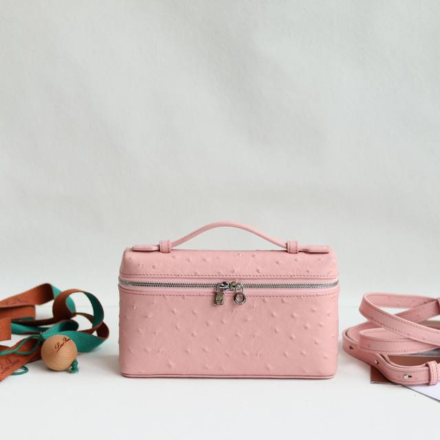 新品上线 鸵鸟皮 Loro Piana 诺悠翩雅 L19 Extra Pocket系列手拿 斜挎包 经典风格和简约风组合 双开合拉链 淡淡荔枝纹牛皮超级柔软 大