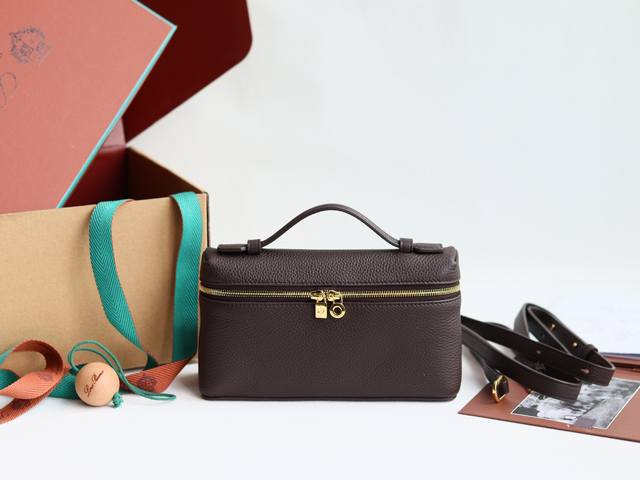 新品上线Loro Piana 诺悠翩雅 L19 Extra Pocket系列手拿 斜挎包 经典风格和简约风组合 双开合拉链 淡淡荔枝纹牛皮超级柔软 大开口结构的