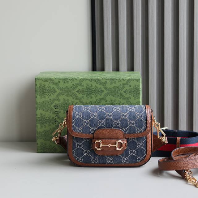 Gg牛仔布配原厂皮．马衔扣1955系列迷你手袋为这一复古风格系列增添了混搭格调可拆卸肩带：1:尼龙织带肩带 48厘米高 2:皮革肩带 55.5厘米高 这款迷你手
