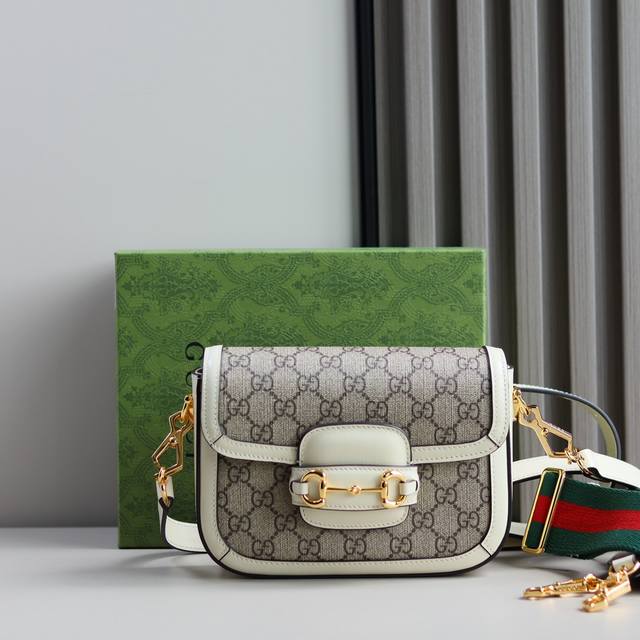 马鞍包 脑洞大开的鬼才设计师，我服。 你们心心念念的迷你号终于安排上了， 设计师完全读懂了你们的少女心， 绝对的下一个爆款，虽然现在已经爆了 尺寸巨可爱而且搭配