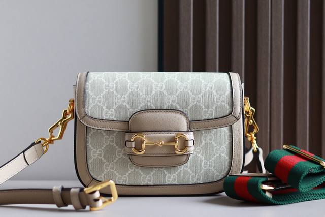 马鞍包脑洞大开的鬼才设计师，我服。你们心心念念的迷你号终于安排上了，设计师完全读懂了你们的少女心，绝对的下一个爆款，虽然现在已经爆了尺寸巨可爱而且搭配了两根肩带