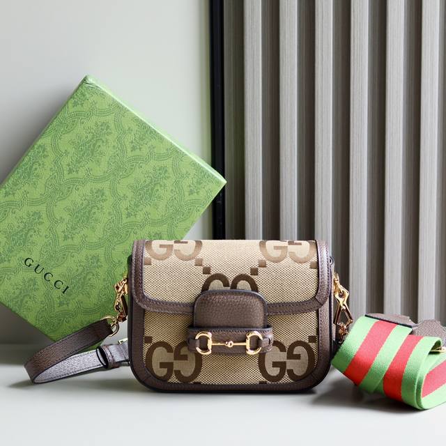 Gg Horsebit 帆布马鞍包 姐妹们，这个直接当Zp去背！！就是这么有底气，这个款做的简直绝了帆布大Gg太抢镜了，独特的搭配更有魅力，每一个细节都精致到恰