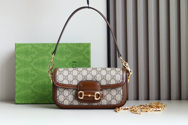 早春新款-Gg Horsebit 1955马鞍法棍包，近半年来我最最心动的单品，居然可以把马鞍包改成当下最时尚的腋下包，斜挎则改成了金属链条，太有撞击感了！ 型