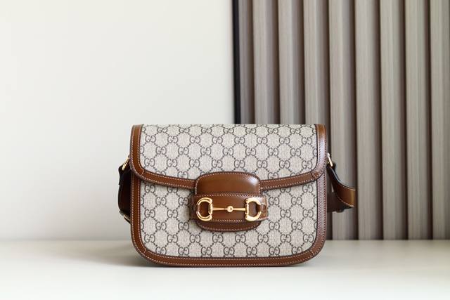 Horsebit Bag 全新复古风格马鞍包,名字也非常特别,1955 Horsebit Bag!经典的马衔扣+Monogram+牛皮勾边设计,满满的复古调调! Horsebit Bag 全新复古风格马鞍包,名字也非常特别,1955 Horsebit Bag!经典的马衔扣+Monogram+牛皮勾边设计,满满的复古调调!