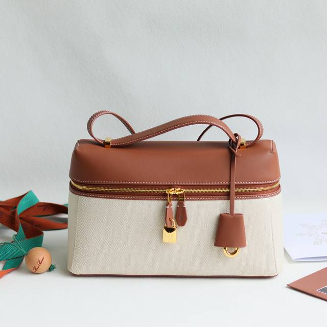 Loro Piana 秋冬新款 Extra Bag 升级版本 L27 焦糖色帆布 对版原厂进口牛皮 特级纯钢五金 内里对版反绒牛皮 完美复刻,细节秒杀市面通货。 Loro Piana 秋冬新款 Extra Bag 升级版本 L27 焦糖色帆布 对版原厂进口牛皮 特级纯钢五金 内里对版反绒牛皮 完美复刻,细节秒杀市面通货。