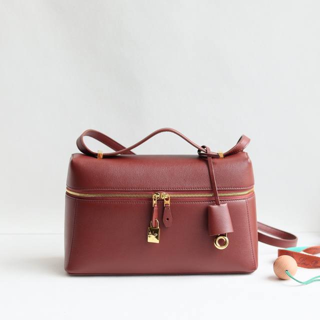 Loro Piana 秋冬新款 Extra Bag 升级版本 L27 对版原厂进口牛皮 特级纯钢五金 内里对版反绒牛皮 完美复刻，细节秒杀市面通货。 尺寸：27