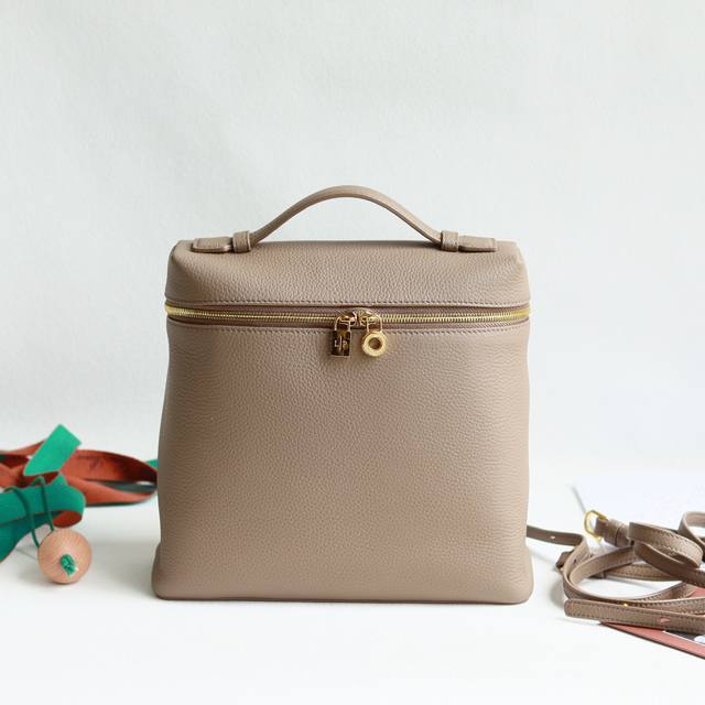 Loro Piana Extra Pocket L23.5 双肩包 小牛皮 货号：Fam6491 这款Extra Pocket 柔软小牛皮双肩包拥有别致的梯形外