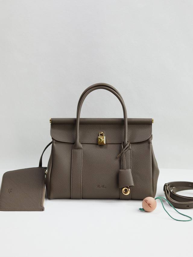 Loom L25小号手提包 Loom手袋向Loro Piana悠久的纺织传统致意,翻盖下方的金属条让人不禁联想起布料从工匠的织机上轻柔垂下的场景,优雅致意品牌久 Loom L25小号手提包 Loom手袋向Loro Piana悠久的纺织传统致意,翻盖下方的金属条让人不禁联想起布料从工匠的织机上轻柔垂下的场景,优雅致意品牌久