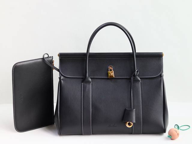 Loro Piana Loom L32手袋 Loom手袋向Loro Piana悠久的纺织传统致意，翻盖下方的金属条让人不禁联想起布料从工匠的织机上轻柔垂下的场景