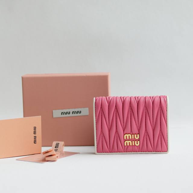 新版本口袋小钱包Pocket Wallet专柜新款小钱夹型号:5Mv204里外都是进口顶级羊皮内压198A百元钞银行卡硬币零钱通通可以收入其中尺寸:11.5 X 新版本口袋小钱包Pocket Wallet专柜新款小钱夹型号:5Mv204里外都是进口顶级羊皮内压198A百元钞银行卡硬币零钱通通可以收入其中尺寸:11.5 X