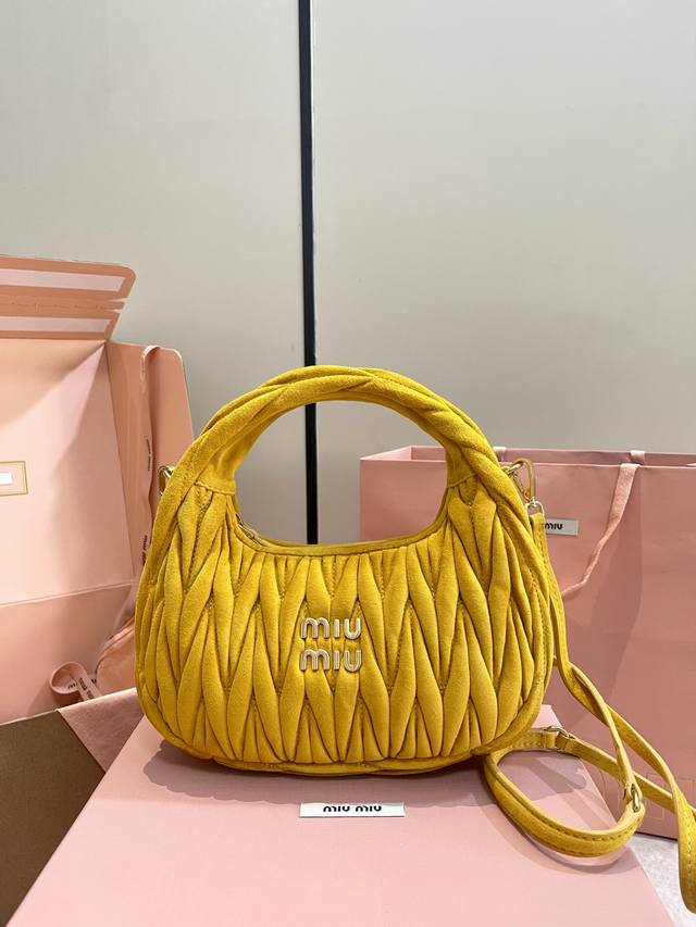 威士忌色 5Bc125：Miumiu新品Miuwander麂绒皮手袋，今年超火的鹿皮材质，秋冬必备单品，复古磨砂五金，利用圆孤的曲线，保留了应有的俏皮感，包型整