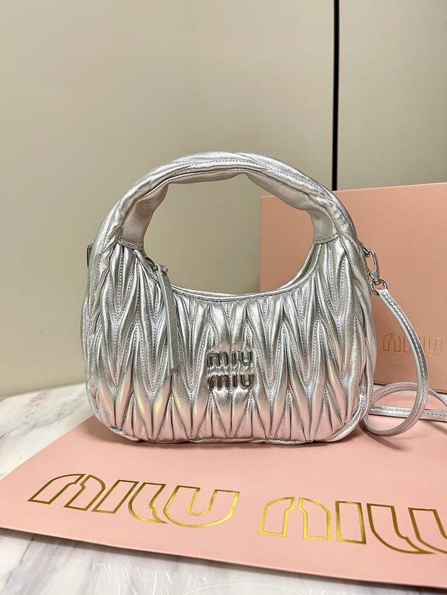 M家 型号 5Bc125：Miuwander手袋，采用进口小羊皮经典品牌标志性Matelasse纹理绣花，复古磨砂五金，利用圆孤的曲线，保留了应有的俏皮感，包型