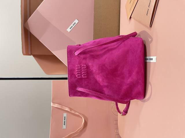 M家 5Nf460，新品迷你水桶包，采用全新磨纱皮，独特的冰丝纹理，皮质柔软，性价比超高，能驾驭各种风格，非常俏皮可爱，可以单肩，斜挎，手提，双肩，造型多变，包