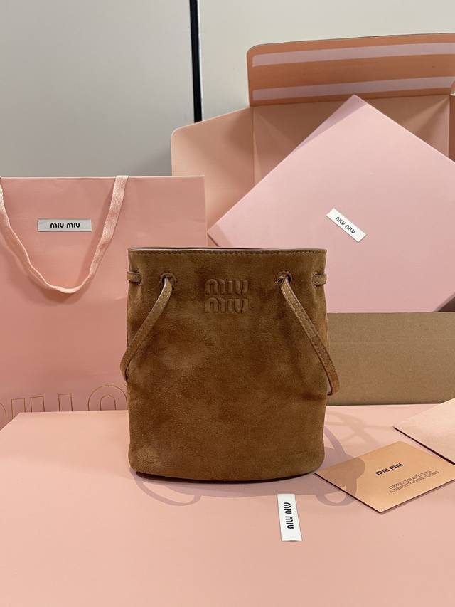 M家 5Nf460,新品迷你水桶包,采用全新磨纱皮,独特的冰丝纹理,皮质柔软,性价比超高,能驾驭各种风格,非常俏皮可爱,可以单肩,斜挎,手提,双肩,造型多变,包 M家 5Nf460,新品迷你水桶包,采用全新磨纱皮,独特的冰丝纹理,皮质柔软,性价比超高,能驾驭各种风格,非常俏皮可爱,可以单肩,斜挎,手提,双肩,造型多变,包