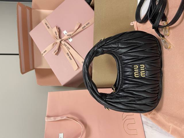 820 Wander Matelassé 软羊革迷你Hobo腋下包,这款Wander Matelassé软羊革迷你Hobo包撷取精湛工艺打造工致立体效果。复古设 820 Wander Matelassé 软羊革迷你Hobo腋下包,这款Wander Matelassé软羊革迷你Hobo包撷取精湛工艺打造工致立体效果。复古设