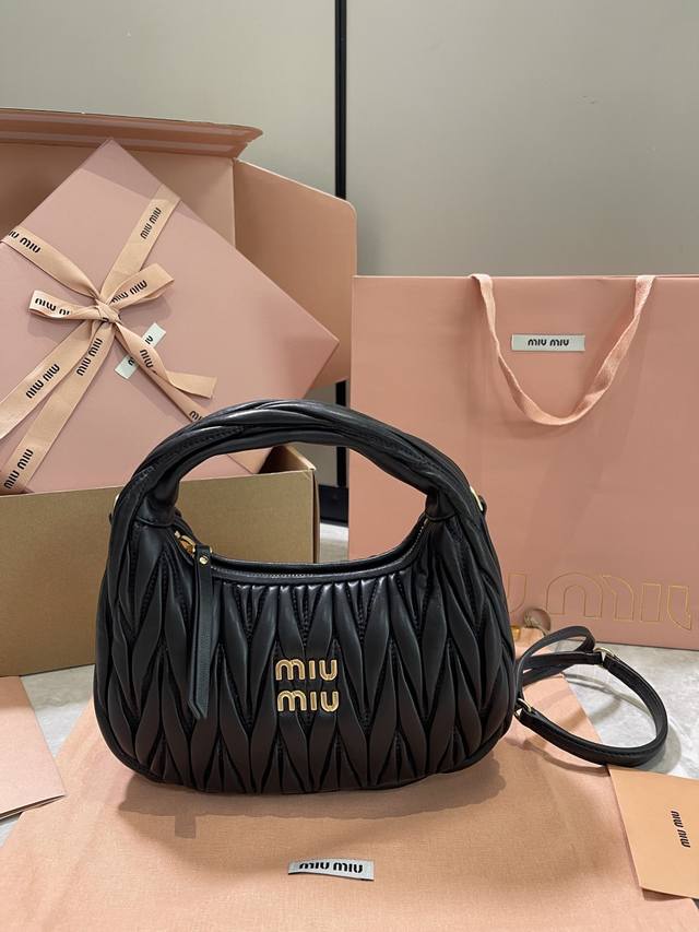 M家 型号 5Bc125：Miuwander手袋，采用进口小羊皮经典品牌标志性Matelasse纹理绣花，复古磨砂五金，利用圆孤的曲线，保留了应有的俏皮感，包型