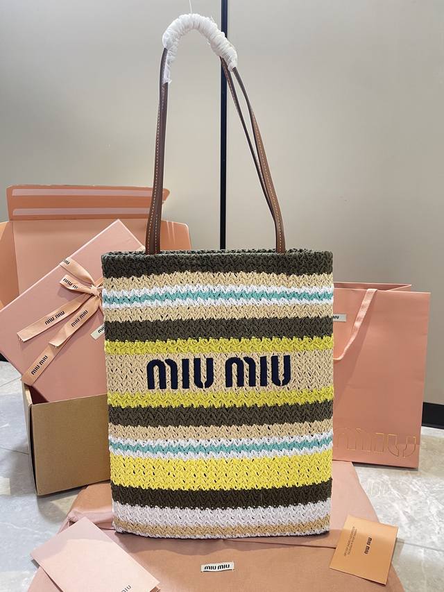 款号：5Bg248，进口拉菲草编拼绵线编织托特包，这款钩针编织托特包饰以活力的色彩拼接图案，包身饰以标志性的Miu刺绣徽标，与复古元素和精致做工共同打造醒目风格