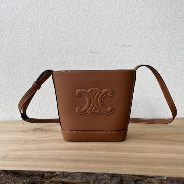 顶级原单 迷你 新色上线 Ce新出迷你水桶，这款迷你是继之前大号的浮雕水桶出的迷你版，整体设计一样，只是尺寸大小的区别。 可爱又实用，自重也比大号轻很多！ 风格