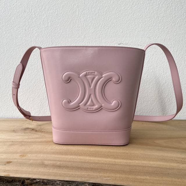 顶级原单 中号 C家新品～ 春夏新款Cuir水桶～采用凯旋门立体Logo，牛皮材质，质感很好虽然是全皮，但是重量较轻。肩带可调节，斜挎可以单肩。包口内部有扣子可