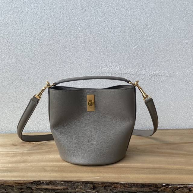 小号原单 Teen Bucket 16 新尺寸对小个子太友好啦～小巧又精致、容量也是非常、牛皮手感柔软，版型随意自然，复古与时尚展现的淋漓尽致，简约风格轻松上身