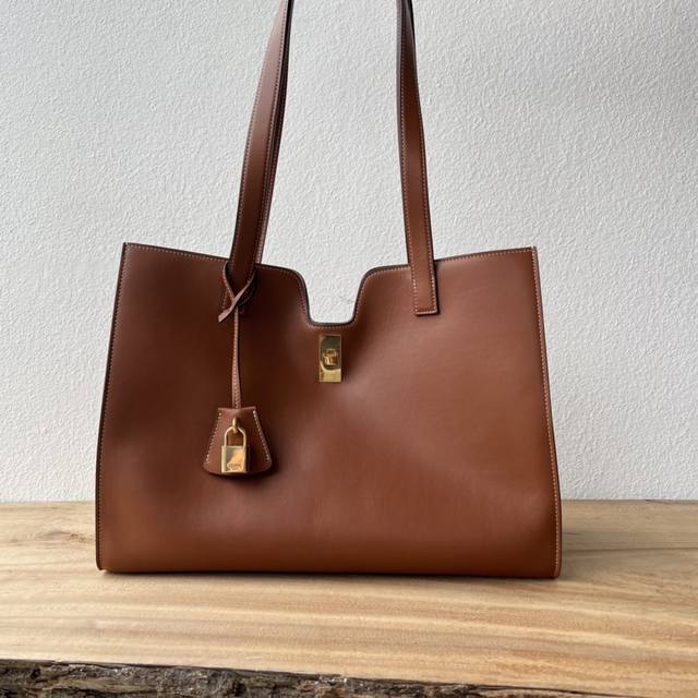 顶级原单 新品上线全钢五金 Ce 新款Cabas全新16系列托特～大托特包身简单开合设计，使得整个包都很简洁大方，自重轻，容量大，开合方便。相对于旧款Soft