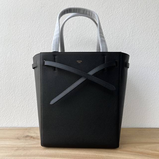 顶级原单 Cabas系全新升级 Logo 安利一枚水桶包 手感柔韧 质感好 、简约风 简单易搭 上身超有范 越简单 越耐看 。缩口购物袋尺寸：袋口长48Cm 2