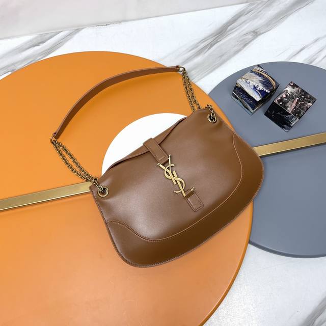 Le 系列_新款腋下包 流畅的弧线设计为这款单肩包赋予精致而现代的魅力。以意大利进口牛皮技术令整个包显得质感满满 精致时尚,质感十足,秋冬新款必须提前拥有。 款 Le 系列_新款腋下包 流畅的弧线设计为这款单肩包赋予精致而现代的魅力。以意大利进口牛皮技术令整个包显得质感满满 精致时尚,质感十足,秋冬新款必须提前拥有。 款