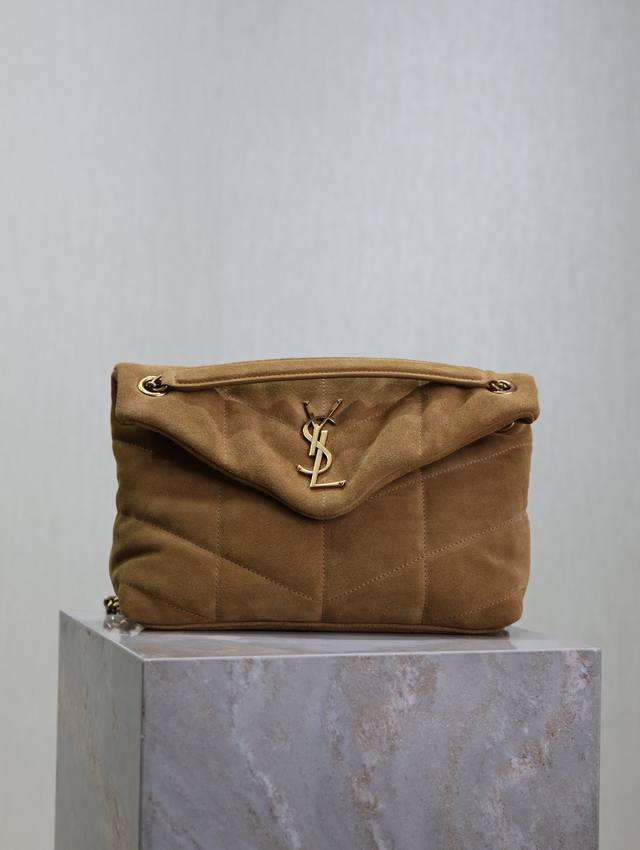 土黄金扣磨砂款 Loulou Puffer_29Cm 秋冬麂皮款，手感柔软细腻，犹如怀抱云朵般的感受；经典的Y家Logo、链条及扣眼五金均采用做旧金属材质，复古