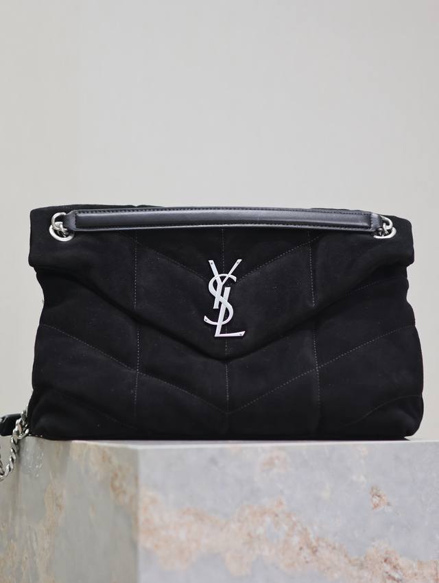 黑色磨砂款银扣 Loulou Puffer_35Cm 秋冬麂皮款，手感柔软细腻，犹如怀抱云朵般的感受；经典的Y家Logo、链条及扣眼五金均采用做旧金属材质，复古