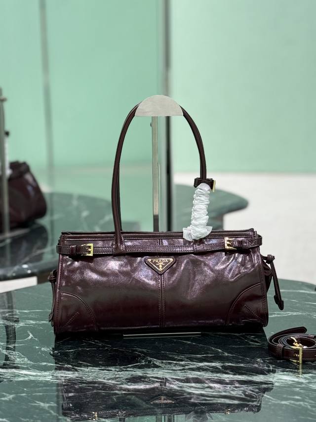 Softlux油腊皮 小号 这款手提斜挎包采用进口油腊皮，油亮的色泽散发出古典气息，配有一条可拆卸调节的长肩带，方便不同场合搭配，容量空间非常大～ 尺寸：长32