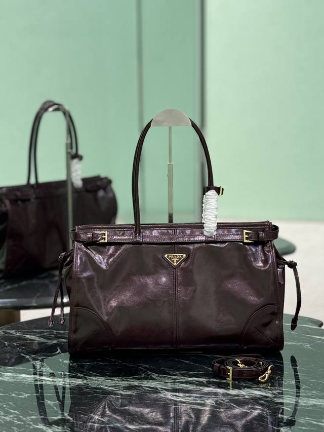 Softlux油腊皮 大号 这款手提斜挎包采用进口油腊皮，油亮的色泽散发出古典气息，配有一条可拆卸调节的长肩带，方便不同场合搭配，容量空间非常大。 尺寸：长38