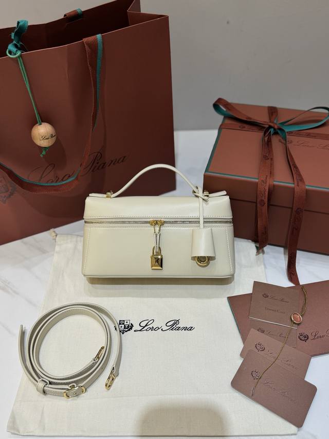 Extra Bag23手袋 平纹白 采用Saddle Leather牛皮革材质精心制作，饰以繁复精致的明迹缝线，既可手提，亦可斜挎。双拉链开合处悬挂着Lorop